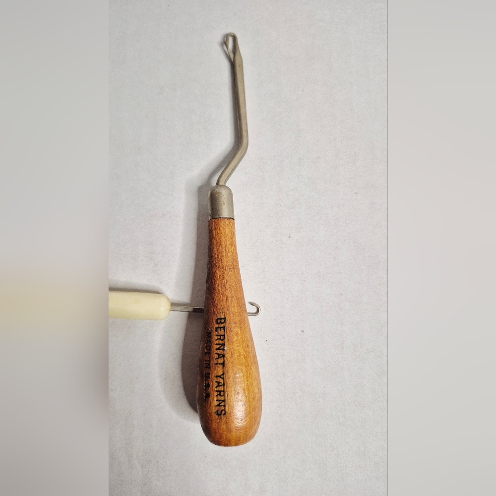 Bernat Yarn Hook with‎ Wooden Handle